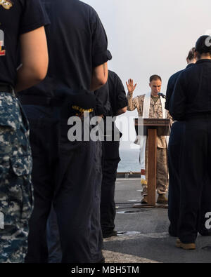 Stati Uniti 5TH FLOTTA AREA DI OPERAZIONI (1 aprile 2018) DEGLI STATI UNITI Navy Lt. La Cmdr. John M. Mabus, un cappellano della marina militare assegnato al XXVI Marine Expeditionary Unit, offre una Domenica di Pasqua i servizi sunrise sul ponte di volo dell'harpers Ferry-class dock landing ship USS Oak Hill (LSD 51). Oak Hill, home-ported a Virginia Beach, Virginia, è su un regolarmente la distribuzione programmata per gli Stati Uniti Quinta Flotta area di operazioni a sostegno della sicurezza marittima operazioni per rassicurare gli alleati e partner e preservare la libertà di navigazione e il libero flusso di commercio nella regione. Foto Stock