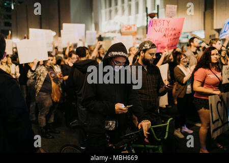 Anti-Trump protesta pacifica nel centro di Orlando (2016). Foto Stock