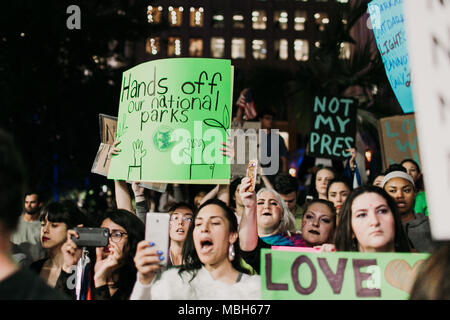 Anti-Trump protesta pacifica nel centro di Orlando (2016). Foto Stock