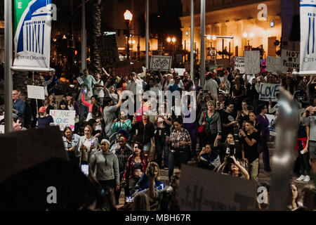 Anti-Trump protesta pacifica nel centro di Orlando (2016). Foto Stock