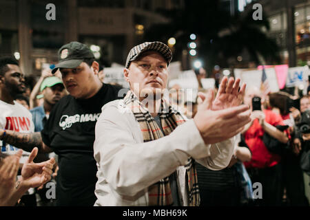 Veterano dà il parlato a Anti-Trump protesta pacifica nel centro di Orlando (2016). Foto Stock