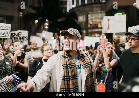 Veterano dà il parlato a Anti-Trump protesta pacifica nel centro di Orlando (2016). Foto Stock