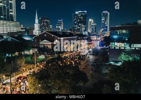 Anti-Trump protesta pacifica nel centro di Orlando (2016). Foto Stock