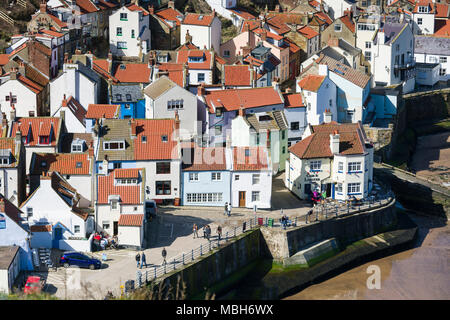 Pittoreschi cottage a Staithes villaggio di pescatori del nord litorale dello Yorkshire Regno Unito. Foto Stock