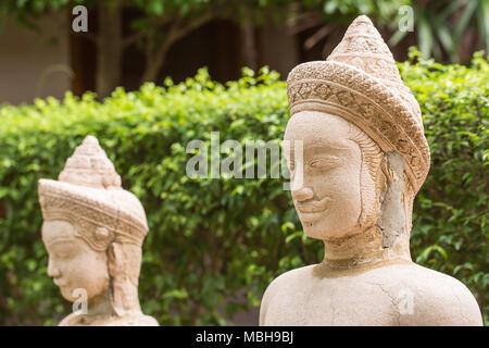 Anfiteatro di umana divinità e statue di pietra in luogo del Buddha per relax e meditazione. Il buddismo. Viaggio in Asia, il turismo. Foto Stock