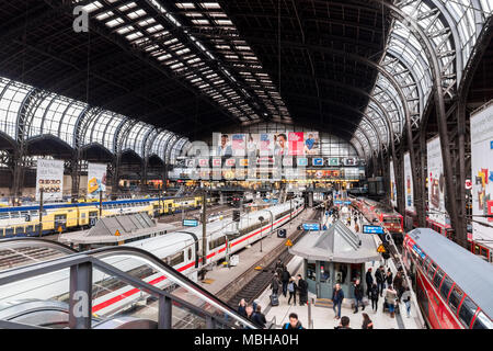 All'interno di Hamburg Hauptbahnhof, la stazione ferroviaria principale della città di Amburgo, Germania Foto Stock