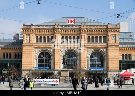 Hannover, Germania. Viste Ernst-August-Platz e Hannover Hauptbanhof, la principale stazione ferroviaria della città, con la statua equestre Foto Stock