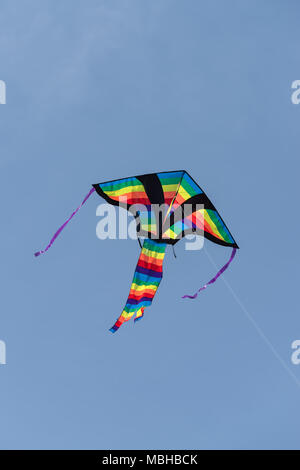 Basso angolo vista di aquiloni contro il cielo chiaro Foto Stock