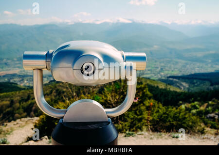 Binocolo si affaccia su una montagna a Skopje in Macedonia dal monte Vodno. Foto Stock