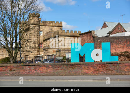 Museum of Lancashire logo con il palazzo di giustizia in cui è ospitato in background. Il museo è stato chiuso dal 2016. Foto Stock