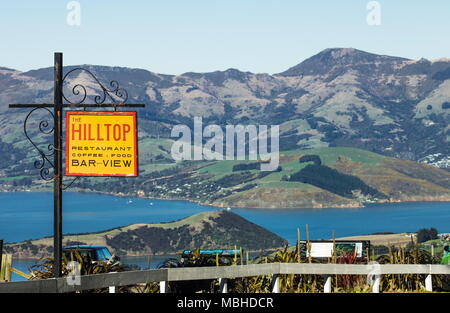 Vista dalla cima della collina taverna affacciato sul porto di Akaroa in banche Peninsular Nuova Zelanda Foto Stock