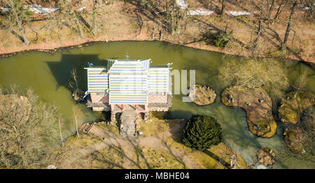 Il 25 marzo 2018, Germania, Oranienbaum: Il cinese teahouse nel Parco di Oranienbaum Palace (prese con drone). La casa del tè è stato costruito ai tempi del duca di Anhalt-Dessau nel 1795. Esso è stato ampiamente restaurato un paio di anni fa ed è aperto per visite guidate. Essa è il cuore del singolo ancora oggi conservato giardino English-Chinese del XVIII secolo. Il palazzo ed il parco appartengono al patrimonio mondiale UNESCO Dessau-Woerlitz Garden Realm. Foto: Jan Woitas/dpa-Zentralbild/ZB Foto Stock