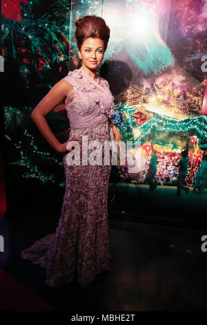 Statua di cera di attrice indiana Ashwarya Rai si è visto all'esperienza di Bollywood, dedicato al cinema indiano al Madame Tussauds di New York negli Stati Uniti questo Martedì, 10. I visitatori potranno venire faccia a faccia con le figure da alcuni degli indiani più iconico stelle , compresi Shah Rukh Khan, Ashwarya Rai Bachchan Amitabh, Kareena Kappor, Hrithik Roshan, Salman Khan, Katrina Kaif e Madhuri Dixit. Celebrare tutte le cose, Bollywood, vibranti installazioni artistiche, proiezioni e musica porterà l'esperienza di vita. (Foto: WILLIAM VOLCOV/Brasile PHOTO PRESS) Foto Stock