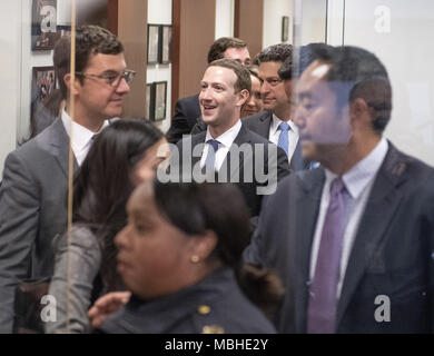 Washington, Distretto di Columbia, Stati Uniti d'America. 9 apr, 2018. Circondato da personale e sicurezza, Mark Zuckerberg, cofondatore e Chief Executive Officer di Facebook, passeggiate fuori degli Stati Uniti il senatore Dianne Feinstein's (Democratico della California) ufficio come egli rende il round su Capitol Hill prima di dare testimonianza davanti al Congresso il martedì e il mercoledì il lunedì, 9 Aprile 2018.Credit: Ron Sachs/CNP. Credito: Ron Sachs/CNP/ZUMA filo/Alamy Live News Foto Stock