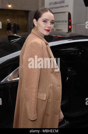 New York, NY, STATI UNITI D'AMERICA. Decimo Apr, 2018. New York, Stati Uniti d'America. 10 Aprile, 2018. Amy Forsyth, visto a New York Live per promuovere fuori luogo e circa per celebrità Candids - MER, New York, NY Aprile 10, 2018. Credito: Derek Storm/Everett raccolta credito: Everett Collection Inc/Alamy Live News/Alamy Live News Foto Stock