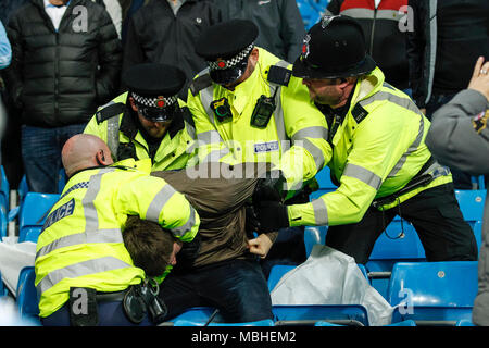 La polizia apprehend una ventola durante la UEFA Champions League quarti di finale della seconda gamba corrispondenza tra la città di Manchester e Liverpool presso l'Etihad Stadium il 10 aprile 2018 a Manchester in Inghilterra. (Foto di Daniel Chesterton/phcimages.com) Foto Stock