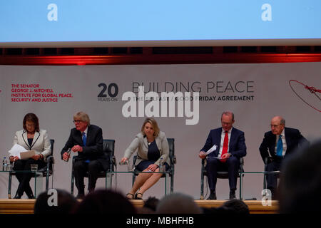 Belfast, Irlanda del Nord. 10 Aprile, 2018. Costruire la pace evento celebra il ventesimo anniversario dell'accordo del Venerdì santo di Belfast, Irlanda del Nord, Regno Unito alla Queen's University con Bill Clinton e Tony Blair, Bertie Ahern e il senatore George Mitchell J Credito: Daniel Bradley/Alamy Live News Foto Stock