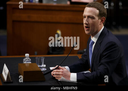 Washington, Stati Uniti d'America. Decimo Apr, 2018. Il CEO di Facebook Mark Zuckerberg testimonia davanti al Senato degli Stati Uniti sul colle del Campidoglio di Washington il 10 aprile 2018. Credito: la foto di accesso/Alamy Live News Foto Stock