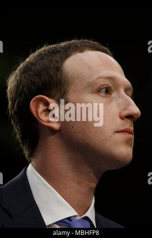 Washington, Stati Uniti d'America. Decimo Apr, 2018. Il CEO di Facebook Mark Zuckerberg testimonia davanti al Senato degli Stati Uniti sul colle del Campidoglio di Washington il 10 aprile 2018. Credito: la foto di accesso/Alamy Live News Foto Stock
