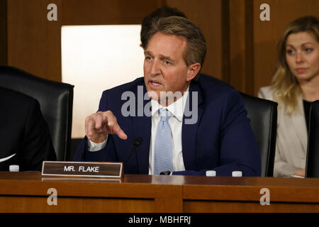 Washington, Stati Uniti d'America. Decimo Apr, 2018. Il senatore Jeff Flake, repubblicani dell Arizona, chiede il CEO di Facebook Mark Zuckerberg una domanda come egli testimonia davanti al Senato degli Stati Uniti sul colle del Campidoglio di Washington il 10 aprile 2018. Credito: la foto di accesso/Alamy Live News Foto Stock