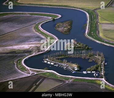 Aprile 10, 2018 - file (foto) - Metropolitan distretto di acqua del sud della California ha approvato una quasi $11 miliardi di piano per prendere acqua dal fiume Sacramento e il suo trasporto al di sotto del Delta. Una coppia di gallerie dovrebbe eseguire sotto il Delta centrale. Il piano dovrebbe deviare una parte del fiume Sacramento per la fornitura di acqua per la zona della Baia di San Francisco, il settore agricolo San Joaquin Valley e della California del Sud. Nella foto: Marzo 26, 2010 - California Delta, California, Stati Uniti - California Delta - 20100326 - Aerial file foto di mola Joe's" isola marina su Little Potato Slough in California D Foto Stock