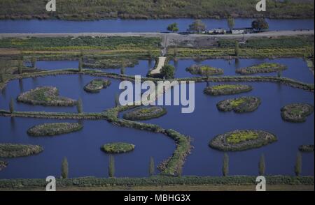 Aprile 10, 2018 - file (foto) - Metropolitan distretto di acqua del sud della California ha approvato una quasi $11 miliardi di piano per prendere acqua dal fiume Sacramento e il suo trasporto al di sotto del Delta. Una coppia di gallerie dovrebbe eseguire sotto il Delta centrale. Il piano dovrebbe deviare una parte del fiume Sacramento per la fornitura di acqua per la zona della Baia di San Francisco, il settore agricolo San Joaquin Valley e della California del Sud. Nella foto: Marzo 26, 2010 - Stockton, California, Stati Uniti - California Delta - Aerial file foto di un privato funzione acqua vicino a Stockton, CA in California Delta, il più grande estuario sull' Foto Stock