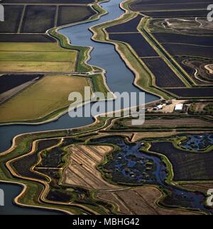 Aprile 10, 2018 - file (foto) - Metropolitan distretto di acqua del sud della California ha approvato una quasi $11 miliardi di piano per prendere acqua dal fiume Sacramento e il suo trasporto al di sotto del Delta. Una coppia di gallerie dovrebbe eseguire sotto il Delta centrale. Il piano dovrebbe deviare una parte del fiume Sacramento per la fornitura di acqua per la zona della Baia di San Francisco, il settore agricolo San Joaquin Valley e della California del Sud. Nella foto: Marzo 26, 2010 - California Delta, California, Stati Uniti - California Delta - 20100326 - Aerial file foto di Hog Slough in California Delta, il più grande estuario della costa ovest Foto Stock