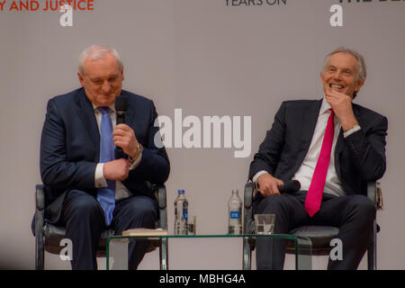 Belfast, Irlanda del Nord. 10 Aprile, 2018. Costruire la pace evento celebra il ventesimo anniversario dell'accordo del Venerdì santo di Belfast, Irlanda del Nord, Regno Unito alla Queen's University con Bill Clinton e Tony Blair, Bertie Ahern e il senatore George Mitchell J Credito: Daniel Bradley/Alamy Live News Foto Stock