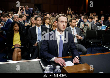 Washington, Stati Uniti d'America. Decimo Apr, 2018. Il CEO di Facebook Mark Zuckerberg (C) testimonia ad una audizione congiunta del potere giudiziario del senato e del commercio comitati su Capitol Hill in Washington, DC, Stati Uniti, il 10 aprile 2018. Il CEO di Facebook Mark Zuckerberg ha raccontato il Congresso nella testimonianza scritta il lunedì che egli è "responsabile per l' non impedisce ai media sociali dalla piattaforma utilizzata per danni, compresi fake news, interferenze straniere in occasione di elezioni e di odio. Credito: Ting Shen/Xinhua/Alamy Live News Foto Stock