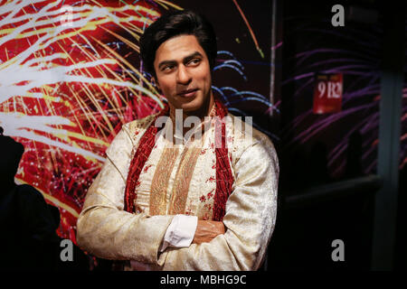 New York, New York, Stati Uniti d'America. Decimo Apr, 2018. Statua di cera di attore indiano Shah Rukh Khan è visto view all'esperienza di Bollywood, spazio dedicato al cinema indiano al Madame Tussauds di New York negli Stati Uniti il martedì, 10. I visitatori potranno venire faccia a faccia con le figure di alcune delle più celebri stelle di India, inclusi Shah Rukh Khan, Ashwarya Rai Bachchan Amitabh, Kareena Kappor, Hrithik Roshan, Salman Khan, Katrina Kaif e Madhuri Dixit. Celebrare tutte le cose, Bollywood, vibranti installazioni artistiche, proiezioni e musica porterà l'esperienza di vita. (Credito Immagine: © sarà Foto Stock