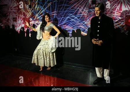 New York, New York, Stati Uniti d'America. Decimo Apr, 2018. Bambole di cera di indiani attrice Katrina Kaif (E) e l'attore indiano Amitabh Bachcha presso l esperienza di Bollywood, uno spazio dedicato al cinema indiano al Madame Tussauds di New York negli Stati Uniti il martedì, 10. I visitatori potranno venire faccia a faccia con le figure di alcune delle più celebri stelle in India compreso Shah Rukh Khan, Ashwarya Rai Bachchan Amitabh, Kareena Kappor, Hrithik Roshan, Salman Khan, Katrina Kaif e Madhuri Dixit. Celebrare tutte le cose, Bollywood, vibranti installazioni artistiche, proiezioni e musica porterà l'esperienza di LIF Foto Stock