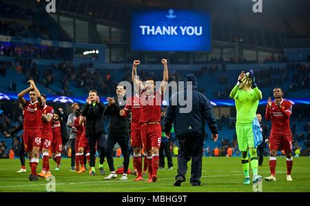 Manchester, Regno Unito. Decimo Apr, 2018. Liverpool i giocatori di festeggiare dopo la UEFA Champions League quarti seconda gamba partita di calcio tra la città di Manchester e Liverpool a Manchester in Gran Bretagna, il 10 aprile 2018. Liverpool ha vinto 5-1 sull'aggregato e avanzate per la semifinale. Credito: Xinhua/Alamy Live News Foto Stock