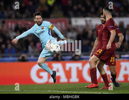 Roma, Italia. Decimo Apr, 2018. Barcellona il Lionel Messi (L) calci la palla durante la UEFA Champions League quarti di finale della seconda gamba partita di calcio tra Roma e Barcellona in Roma, Italia, Aprile 10, 2018. Roma ha vinto 3-0. Credito: Alberto Lingria/Xinhua/Alamy Live News Foto Stock