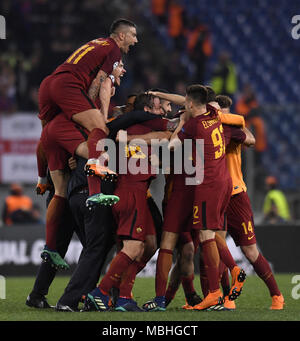 Roma, Italia. Decimo Apr, 2018. Roma i giocatori di festeggiare dopo aver vinto una UEFA Champions League quarti di finale della seconda gamba partita di calcio tra Roma e Barcellona in Roma, Italia, Aprile 10, 2018. Roma ha vinto 3-0. Credito: Alberto Lingria/Xinhua/Alamy Live News Foto Stock