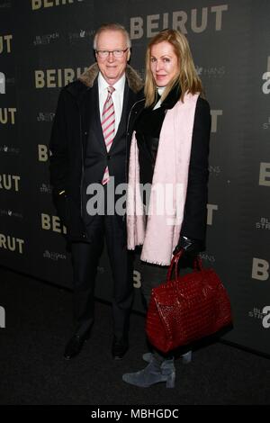 New York, NY, STATI UNITI D'AMERICA. Decimo Apr, 2018. Chuck Scarborough presso gli arrivi per Beirut Premiere, il SAG-Fondazione AFTRA Robin Williams Center di New York, NY Aprile 10, 2018. Credito: Jason Mendez/Everett raccolta/Alamy Live News Foto Stock