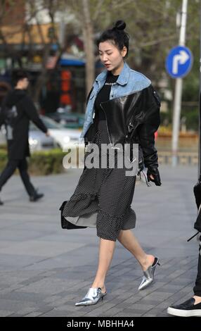 Beijing, Pechino, Cina. 9 apr, 2018. Pechino, Cina-9Aprile 2018: street fashion a Pechino. Credito: SIPA Asia/ZUMA filo/Alamy Live News Foto Stock