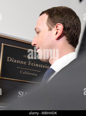 Circondato da personale e sicurezza, Mark Zuckerberg, cofondatore e Chief Executive Officer di Facebook, passeggiate negli Stati Uniti il senatore Dianne Feinstein's (Democratico della California) ufficio come egli rende il round su Capitol Hill prima di dare testimonianza davanti al Congresso il martedì e il mercoledì il Lunedi, Aprile 9, 2018 Credit: Ron Sachs/CNP (restrizione: NO New York o New Jersey o giornali quotidiani nel raggio di 75 miglia da New York City) /MediaPunch Foto Stock