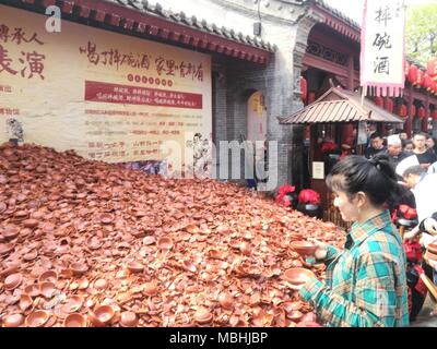 9 aprile 2018 - Xi'an, Xi'an, Cina - Xi'an, Cina-9Aprile 2018: numerosi turisti in attesa in una lunga fila di sperimentare 'bere vino e rompere il vaso' in Xi'an, Cina nord-occidentale della provincia di Shaanxi. Credito: SIPA Asia/ZUMA filo/Alamy Live News Foto Stock