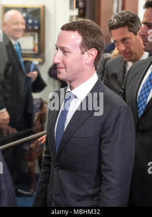 Circondato da personale e sicurezza, Mark Zuckerberg, cofondatore e Chief Executive Officer di Facebook, passeggiate fuori degli Stati Uniti il senatore Dianne Feinstein's (Democratico della California) ufficio come egli rende il round su Capitol Hill prima di dare testimonianza davanti al Congresso il martedì e il mercoledì il Lunedi, Aprile 9, 2018 Credit: Ron Sachs / CNP (restrizione: NO New York o New Jersey o giornali quotidiani nel raggio di 75 miglia da New York City) - nessun filo SERVICE - foto: Ron Sachs/consolidato Notizie Foto/Ron Sachs - CNP Foto Stock