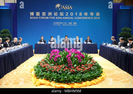 Boao, cinese della provincia di Hainan. Xi Apr, 2018. Il presidente cinese Xi Jinping incontra incombente e in arrivo e i membri del consiglio di amministrazione del Forum Boao per l'Asia (BFA) in Boao, Cina del sud della provincia di Hainan, Aprile 11, 2018. Credito: Yao Dawei/Xinhua/Alamy Live News Foto Stock