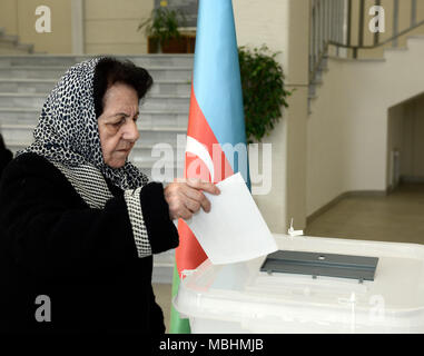 (180411) -- BAKU, Aprile 11, 2018 (Xinhua) -- una donna getta la sua votazione in corrispondenza di una stazione di polling di Baku, Aprile 11, 2018. Azerbaigian si è recato alle urne mercoledì ad eleggere un presidente per i prossimi sette anni. (Xinhua/Tofik Babayev) (zxj) Foto Stock