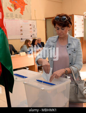 (180411) -- BAKU, Aprile 11, 2018 (Xinhua) -- una donna getta la sua votazione in corrispondenza di una stazione di polling di Baku, Aprile 11, 2018. Azerbaigian si è recato alle urne mercoledì ad eleggere un presidente per i prossimi sette anni. (Xinhua/Tofik Babayev) (zxj) Foto Stock