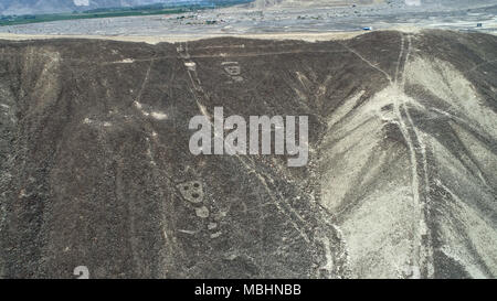 09 aprile 2018, Perù, palpa: una fotografia aerea di figure geometriche e linee, come pure le rappresentazioni di animali e piante. Il recentemente scoperto geoglyphs sono situati nella provincia peruviana di Palpa che confina Nazca. Secondo il "National Geographic", le linee sono state create dai Paracas e culture Topara tra il 500 A.C. e il 200 D.C. Foto: Genry Bautista/dpa Foto Stock