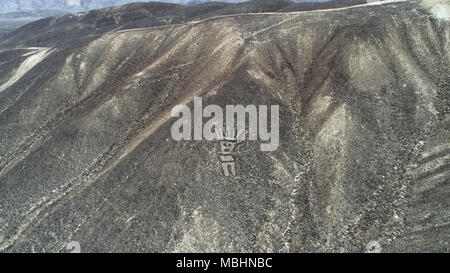 09 aprile 2018, Perù, palpa: una fotografia aerea di figure geometriche e linee, come pure le rappresentazioni di animali e piante. Il recentemente scoperto geoglyphs sono situati nella provincia peruviana di Palpa che confina Nazca. Secondo il "National Geographic", le linee sono state create dai Paracas e culture Topara tra il 500 A.C. e il 200 D.C. Foto: Genry Bautista/dpa Foto Stock