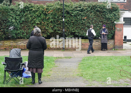 Londra, UIK. 11 aprile 2018. Polizia arriva a Marie Stopes aborto clinica a vanga Lane, Ealing, London, dopo Ealing Consiglio per la decisione di imporre un divieto sulle proteste al di fuori della clinica. Foto data: mercoledì 11 aprile, 2018. Credito: Roger Garfield/Alamy Live News Foto Stock