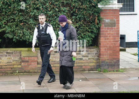 Londra, UIK. 11 aprile 2018. Polizia arriva a Marie Stopes aborto clinica a vanga Lane, Ealing, London, dopo Ealing Consiglio per la decisione di imporre un divieto sulle proteste al di fuori della clinica. Foto data: mercoledì 11 aprile, 2018. Credito: Roger Garfield/Alamy Live News Foto Stock