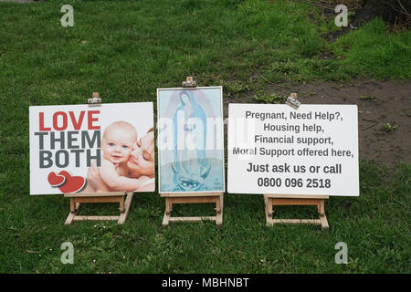 Londra, UIK. 11 aprile 2018. Segni di protesta al di fuori di Marie Stopes aborto clinica a vanga Lane, Ealing, London, dopo Ealing Consiglio per la decisione di imporre un divieto sulle proteste al di fuori della clinica. Foto data: mercoledì 11 aprile, 2018. Credito: Roger Garfield/Alamy Live News Foto Stock