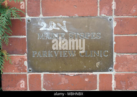 Londra, UIK. 11 aprile 2018. Di Marie Stopes nome placca alla sua funzione Parkview clinica a vanga Lane, Ealing, London, dopo Ealing Consiglio per la decisione di imporre un divieto sulle proteste al di fuori della clinica. Foto data: mercoledì 11 aprile, 2018. Credito: Roger Garfield/Alamy Live News Foto Stock