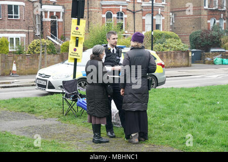 Londra, UIK. 11 aprile 2018. Polizia arriva a Marie Stopes aborto clinica a vanga Lane, Ealing, London, dopo Ealing Consiglio per la decisione di imporre un divieto sulle proteste al di fuori della clinica. Foto data: mercoledì 11 aprile, 2018. Credito: Roger Garfield/Alamy Live News Foto Stock