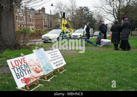 Londra, UIK. 11 aprile 2018. Polizia arriva a Marie Stopes aborto clinica a vanga Lane, Ealing, London, dopo Ealing Consiglio per la decisione di imporre un divieto sulle proteste al di fuori della clinica. Foto data: mercoledì 11 aprile, 2018. Credito: Roger Garfield/Alamy Live News Foto Stock